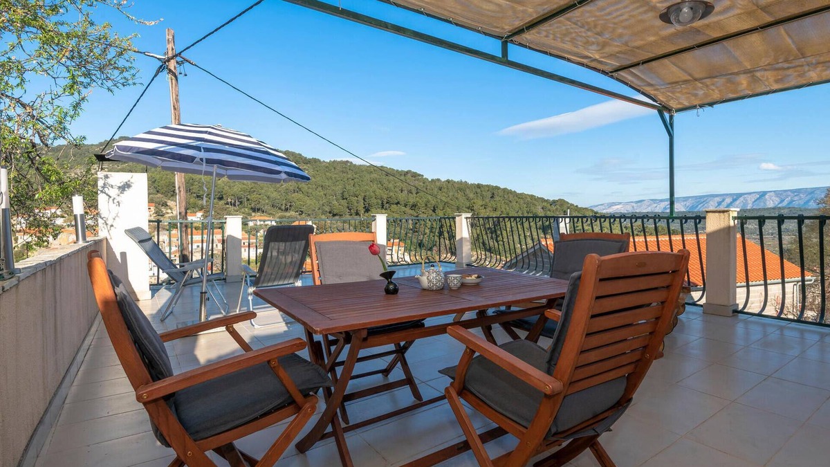 Dol House | Gorgeous home in Stari Grad with WiFi