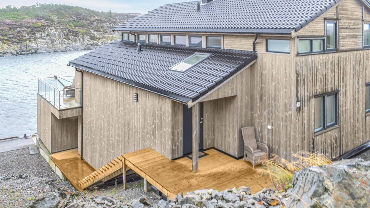 Selbjorn House | Gorgeous home in Stolmen with kitchen