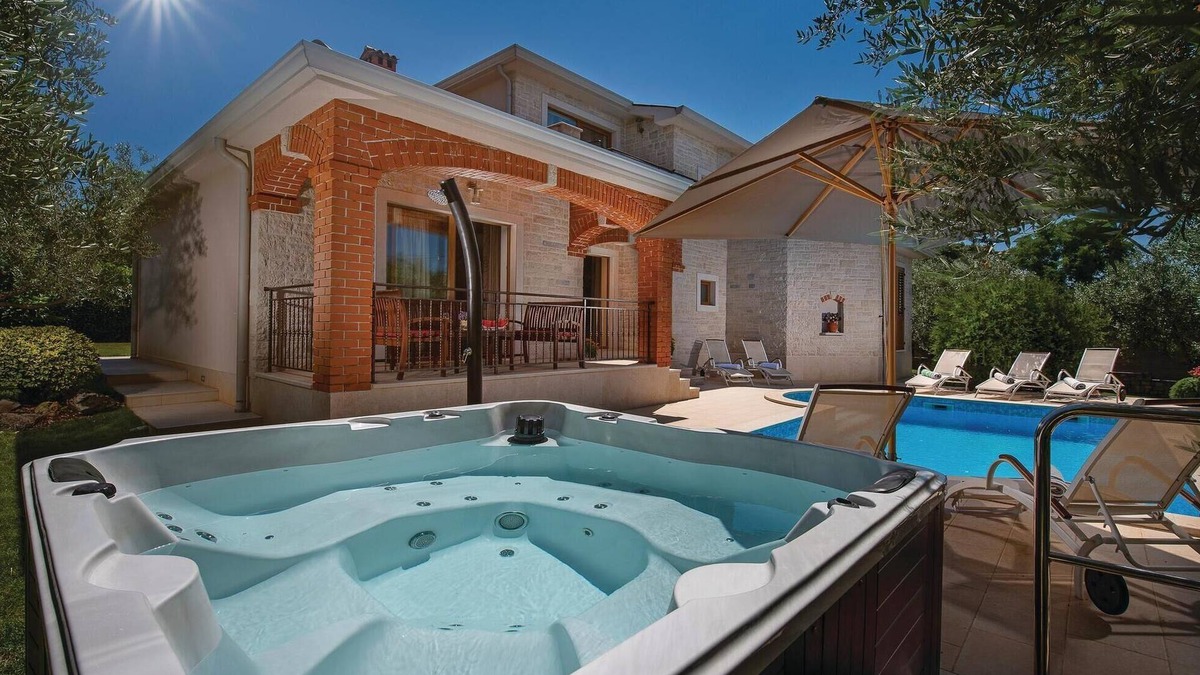 Tar-Vabriga House | Gorgeous home in Tar with WiFi