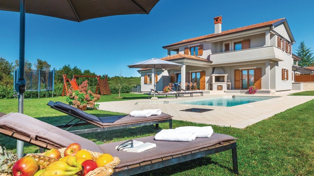 Heki House | Gorgeous home in Trosti with jacuzzi