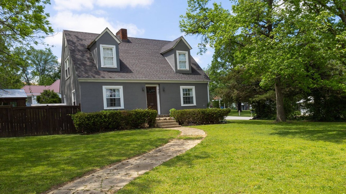 Cabool House | Gorgeous home outdoor covered bar & minutes from floats, cliffs, tubing