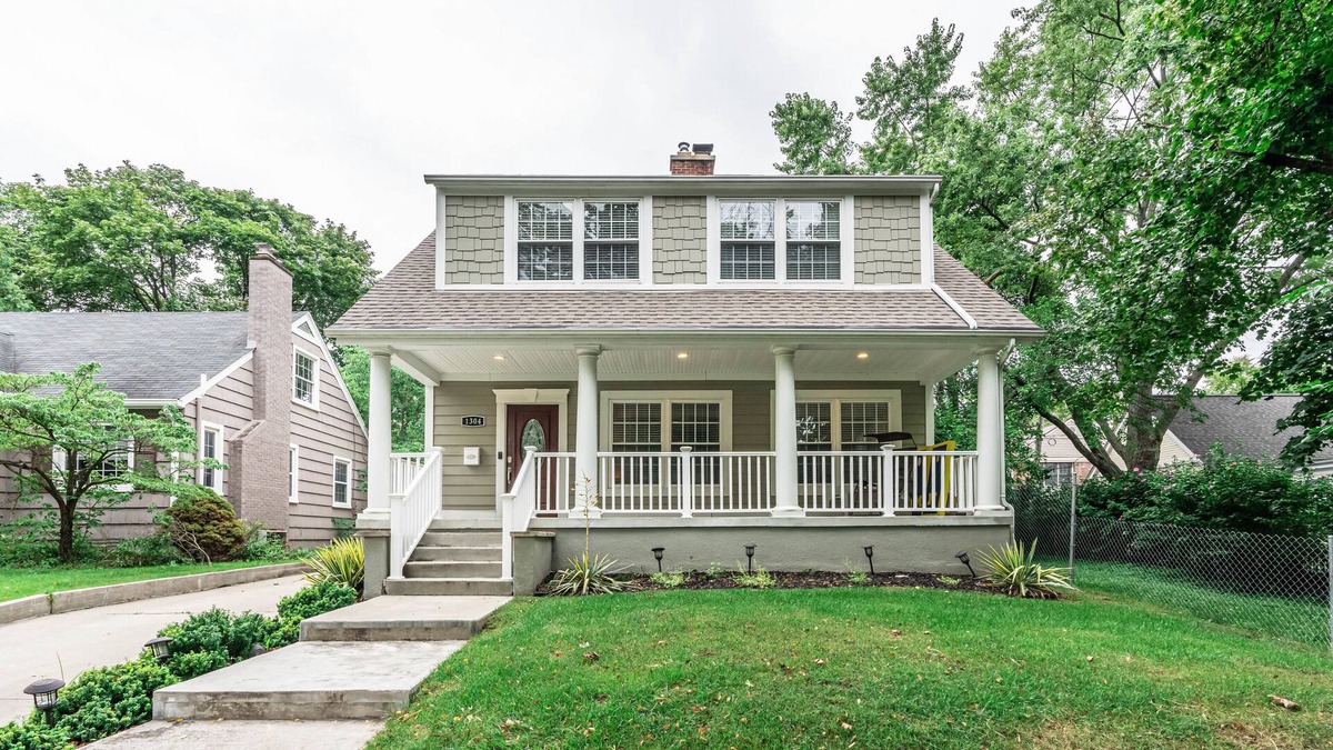 Dicken House | Gorgeous Home Steps From the BIG HOUSE!