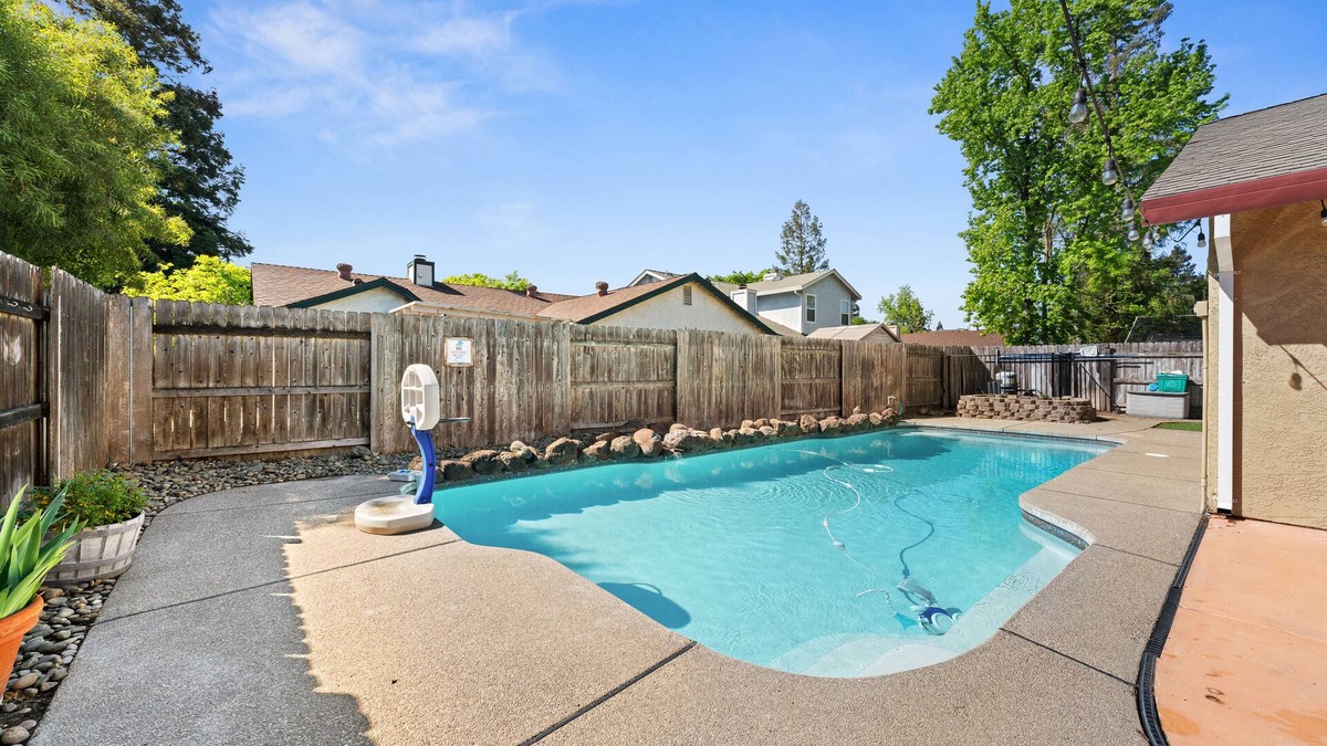 Elk Grove House | Gorgeous House with POOL!