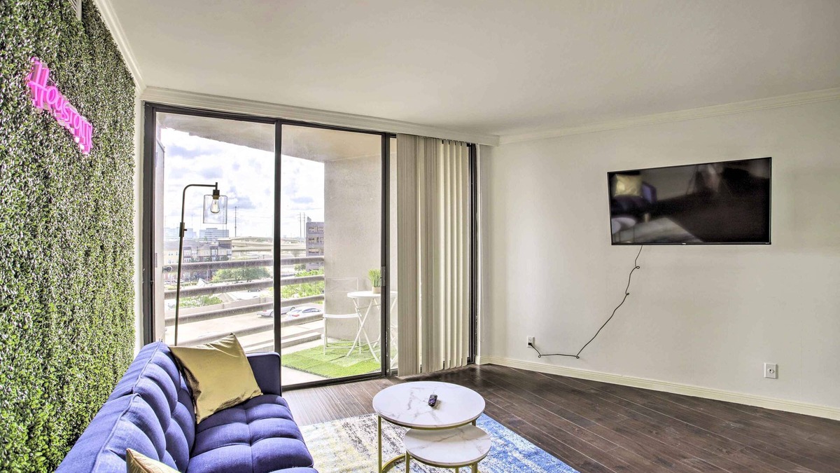 Houston Condo | Gorgeous Houston Condo ~ 8 Mi to Downtown!
