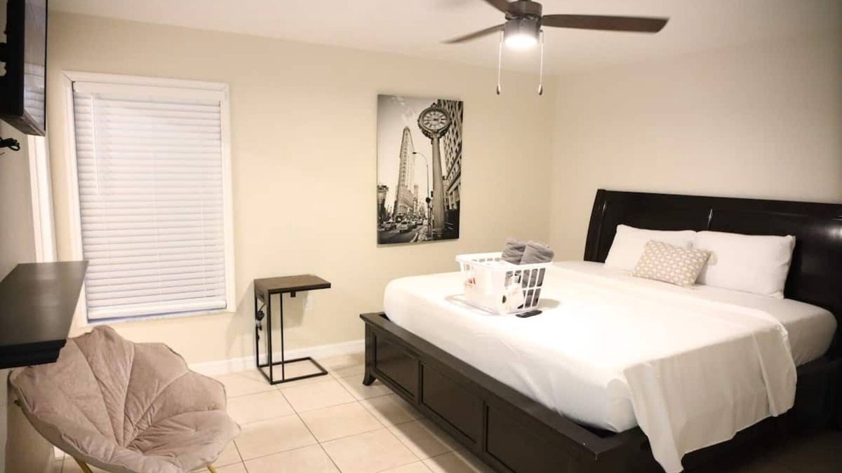 Lakeland House | Gorgeous King Master Suite with Private Lavatory