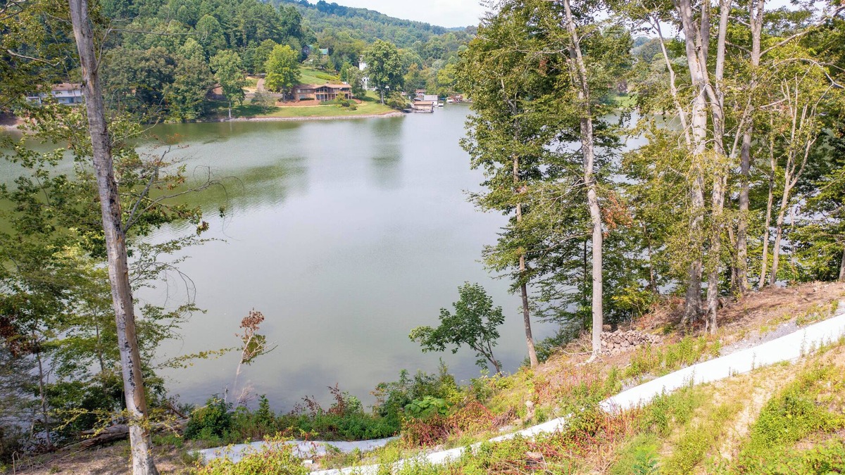 Kingsport House | Gorgeous Kingsport Lakehouse With Huge Two-Story Screened In Porch!