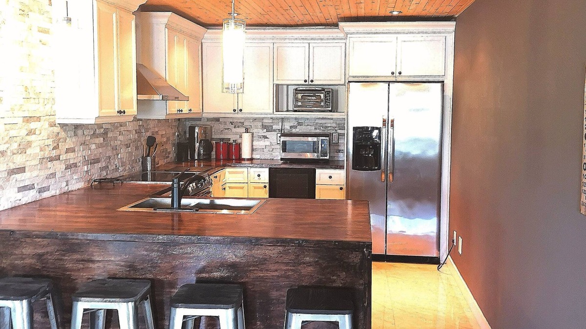 Puslinch House | Gorgeous lakefront getaway mere minutes from city amenities- with hot tub!