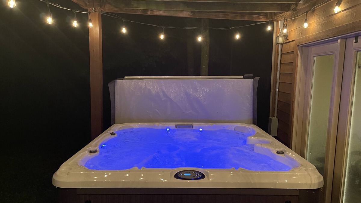 Leitchfield House | Gorgeous Lake Front home with hot tub