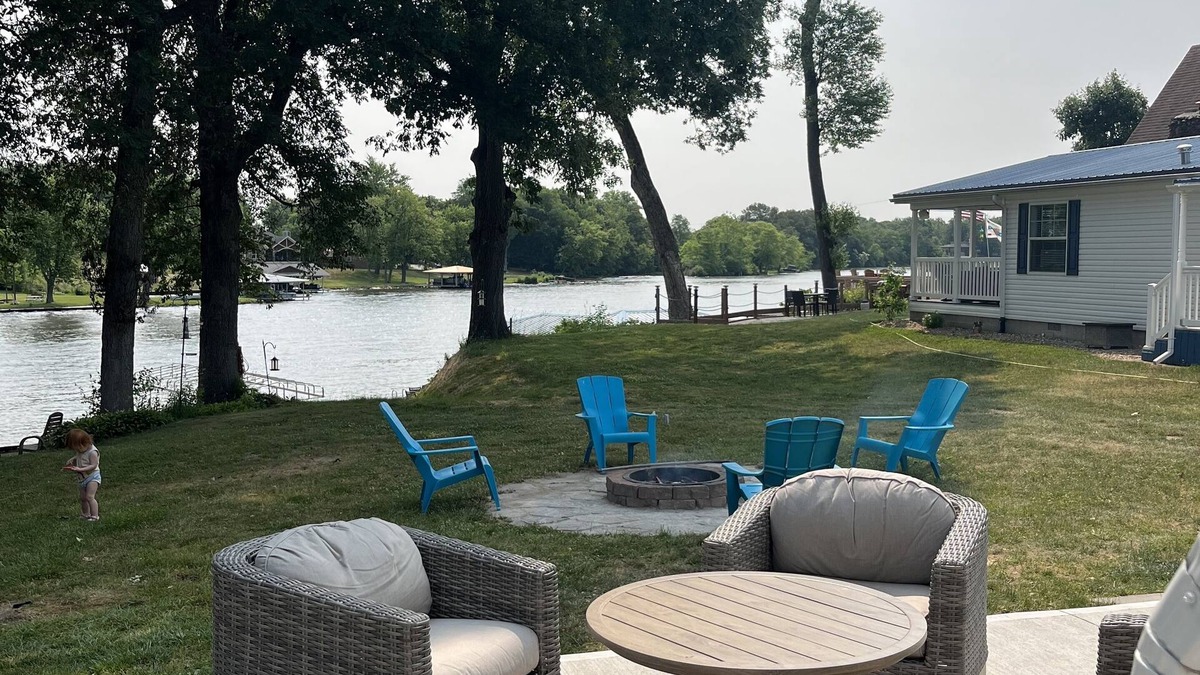 Monticello House | Gorgeous lake front cottage. Enjoy those summer nights on the lake
