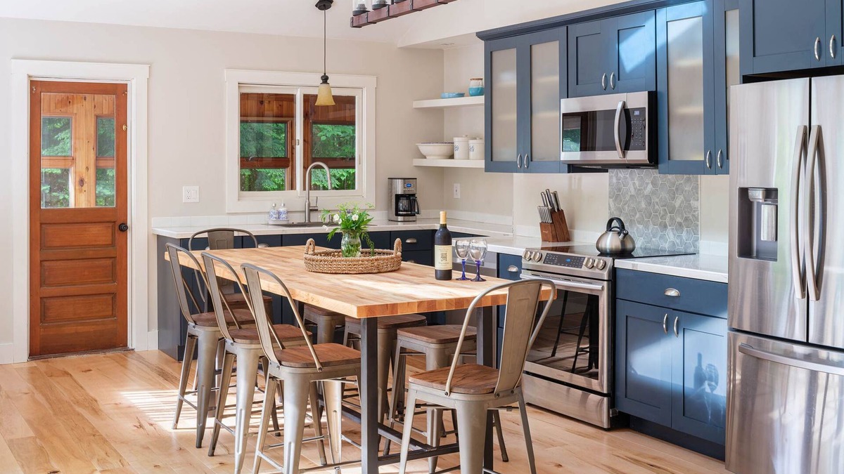 Forest Dale House | Gorgeous Lake & Mountain Chalet