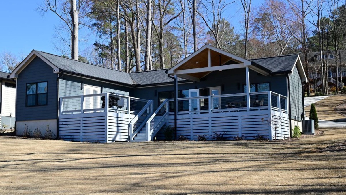 Monticello House | Gorgeous Lakefront Bungalow on Lake Jackson with Large Deck - Perfect getaway!
