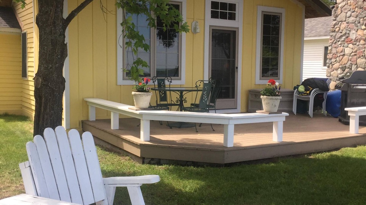Pellston Cabin | Gorgeous Lakeside- BeachBucket-sandy kid friendly, happy spot+add Lil’Red Cabin