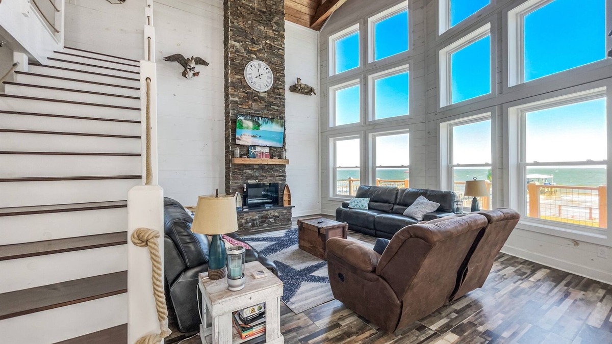 San Leon House | Gorgeous Lodge w/Heated Pool + Pier