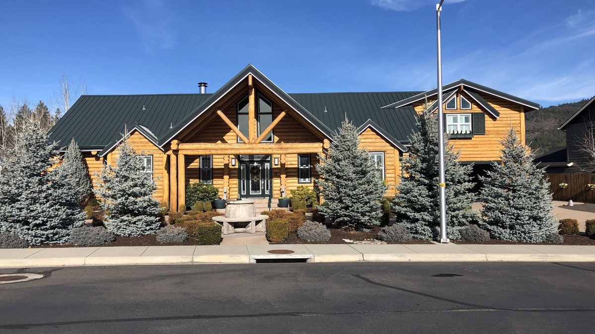 Shady Cove Apartment | GORGEOUS LUXURY 1 BDRM Fully Furnished Apt., ALL UTILITIES INCLUDED