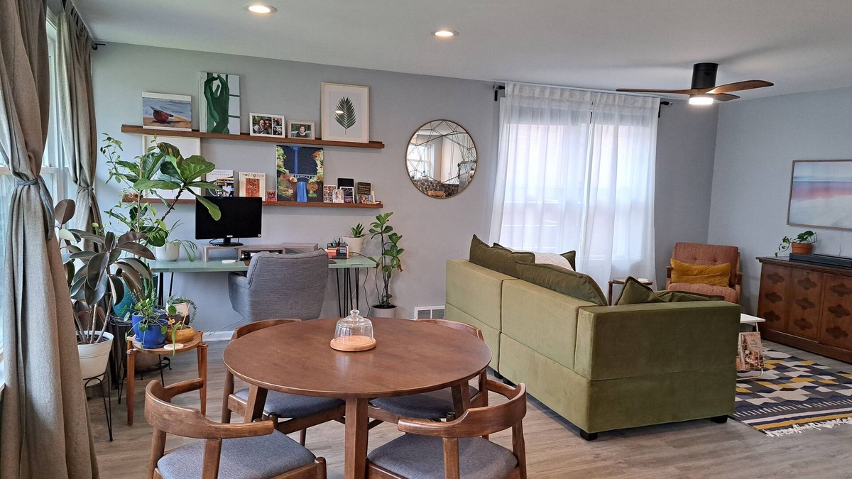 West Ridge House | Gorgeous Mid Century 3 bed with hot tub near Lincoln Square
