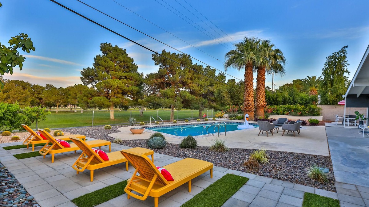 Las Vegas House | GORGEOUS Mid Century - Close to Strip - Golf - Views - Superhost Status - WOW