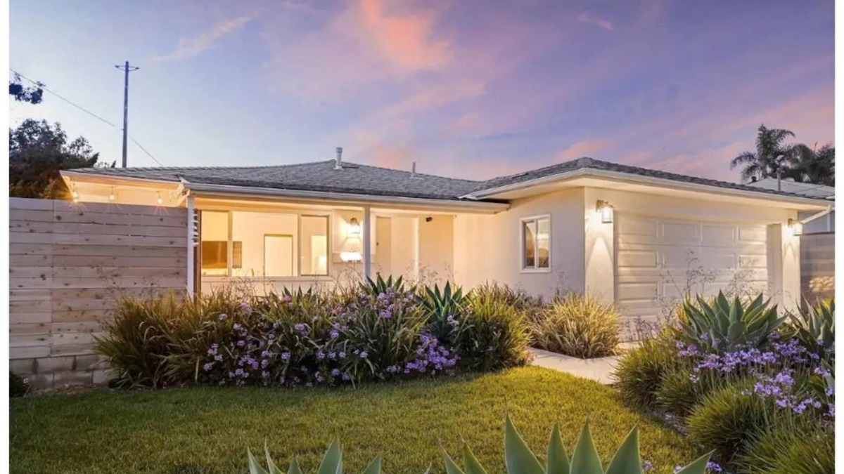 Fire Mountain House | Gorgeous mid century modern home near beach