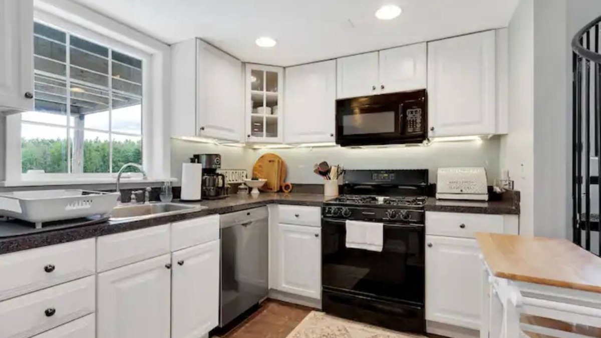 Wells Cottage | Gorgeous Nature Views, Minutes From Wells Beach