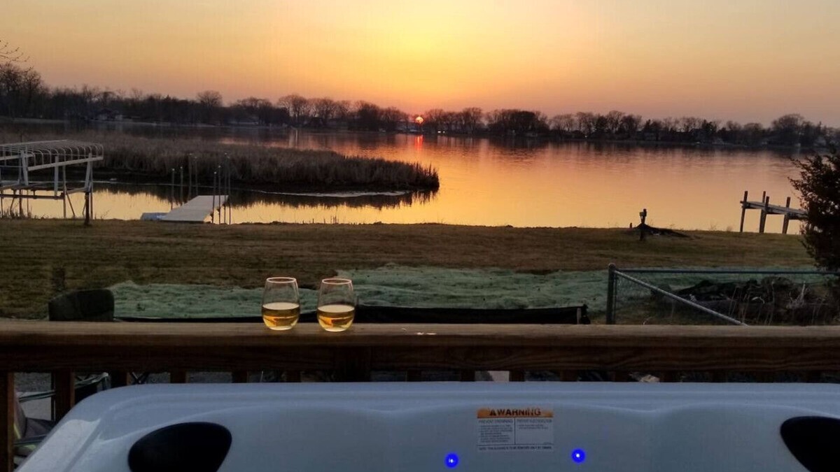 Ingleside Apartment | Gorgeous Nautical 2/2 Lake House Chain O` Lakes with Hot Tub