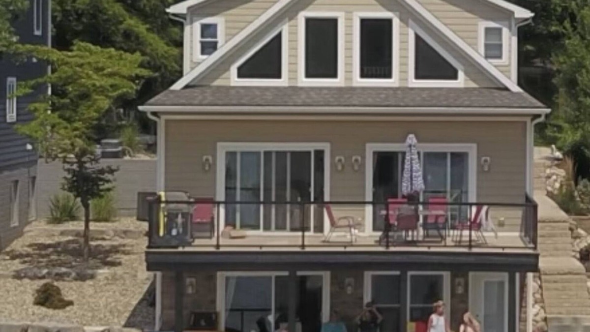 Sister Lakes House | Gorgeous New Home - 4,500sq -ft7 Bed Rm-5Bath 2 Fireplace -3 65” TV’s large Bar