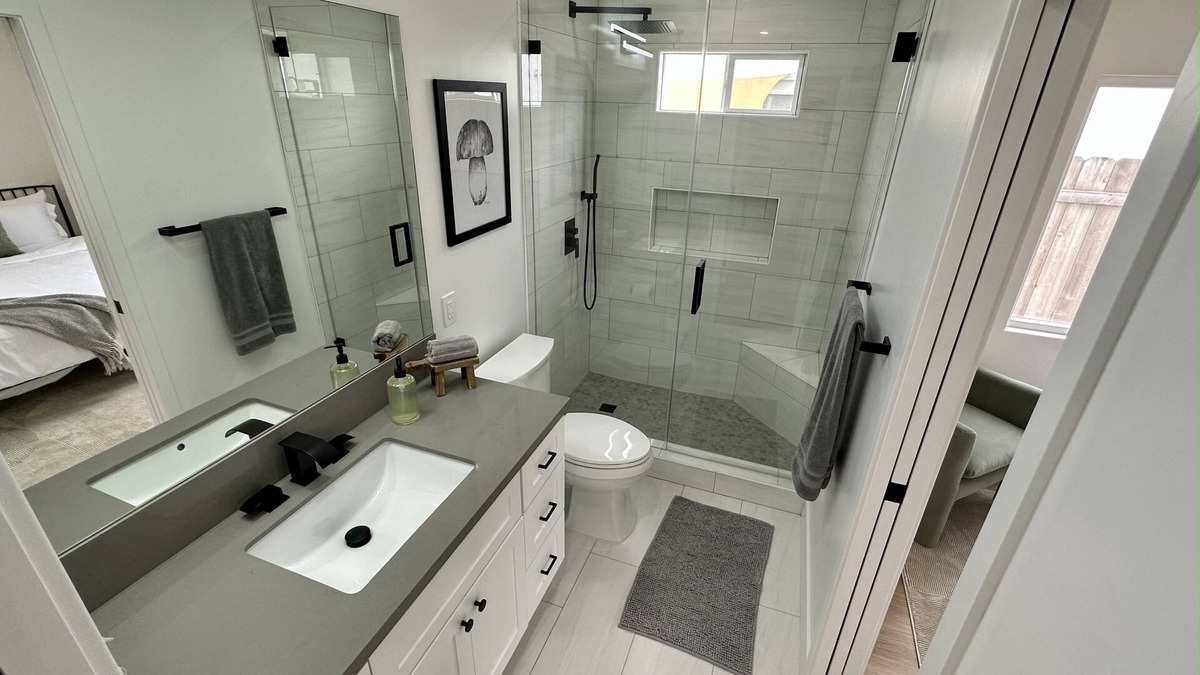 Bay Ho House | Gorgeous Newly Remodeled Home with a Beautiful Backyard Oasis