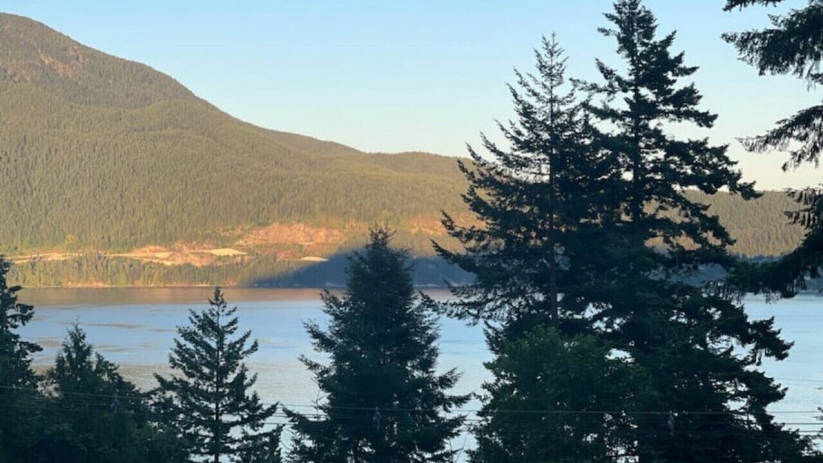 Bowen Island Apartment | Gorgeous Ocean & Mountain View Cottage, AC, Hot Tub