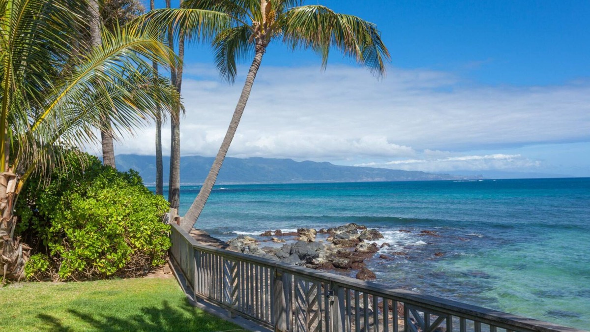 Paia House | Gorgeous Oceanfront Paia Bay Home