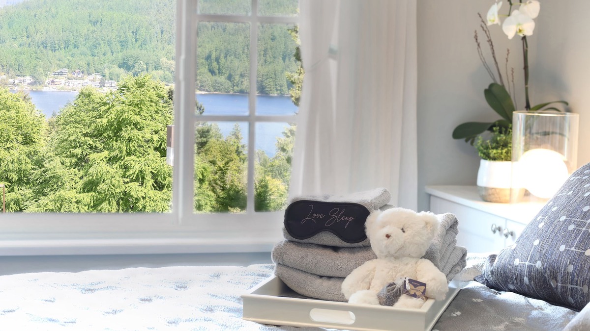 Deep Cove House | Gorgeous Oceanview House 5 min from Deep Cove