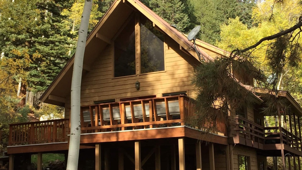 Ridgway House | Gorgeous Ouray Cabin - Sleeps 10, Mountain View, Secluded, Convenient to town