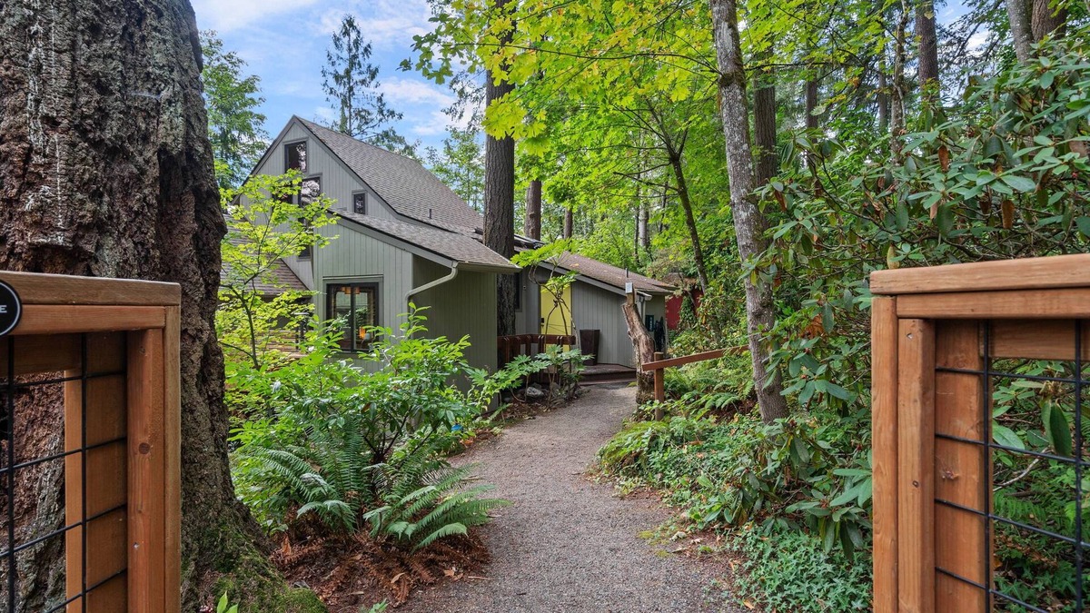 West Slope House | Gorgeous Portland home in the West Slope neighborhood adjacent to everything!