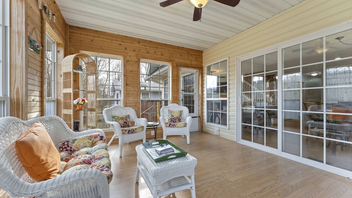 Rockaway Beach House | Gorgeous Private Lake Taneycomo Home! Home away from Home!