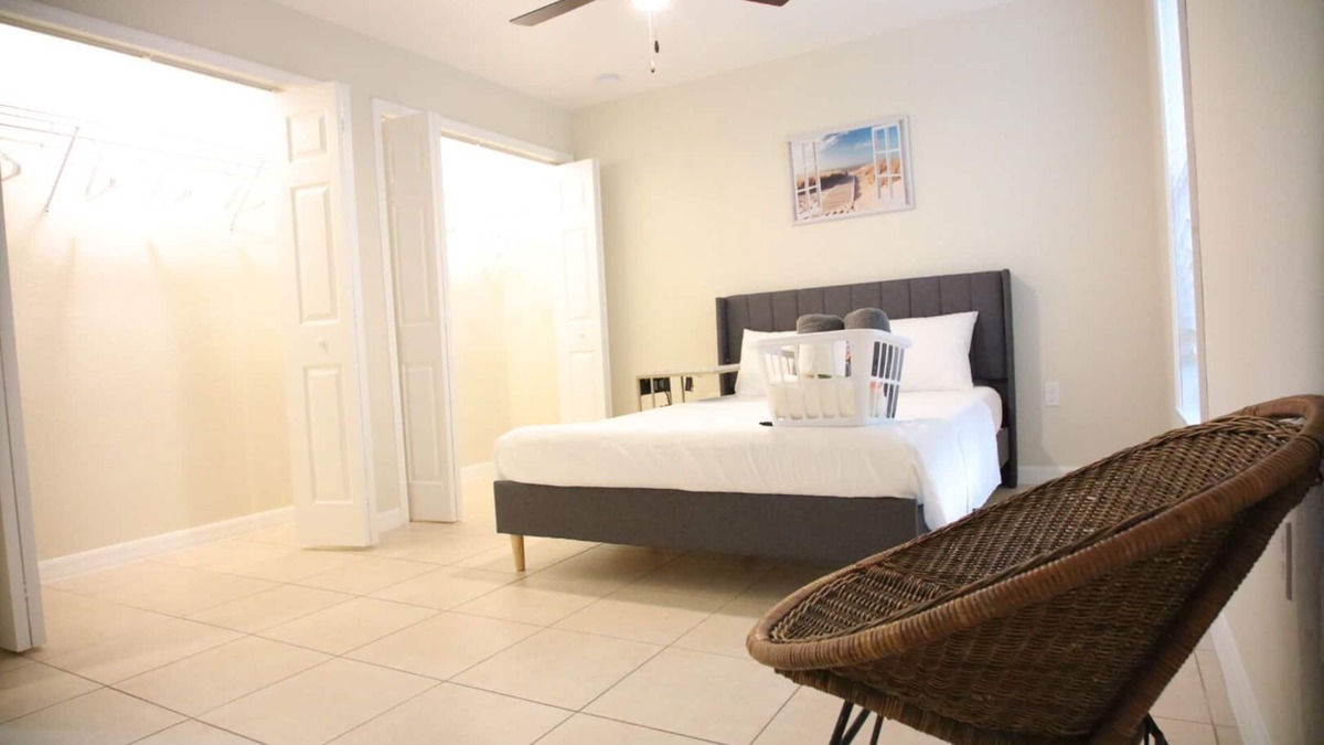 Lakeland House | Gorgeous Queen Master Suite with Private Lavatory
