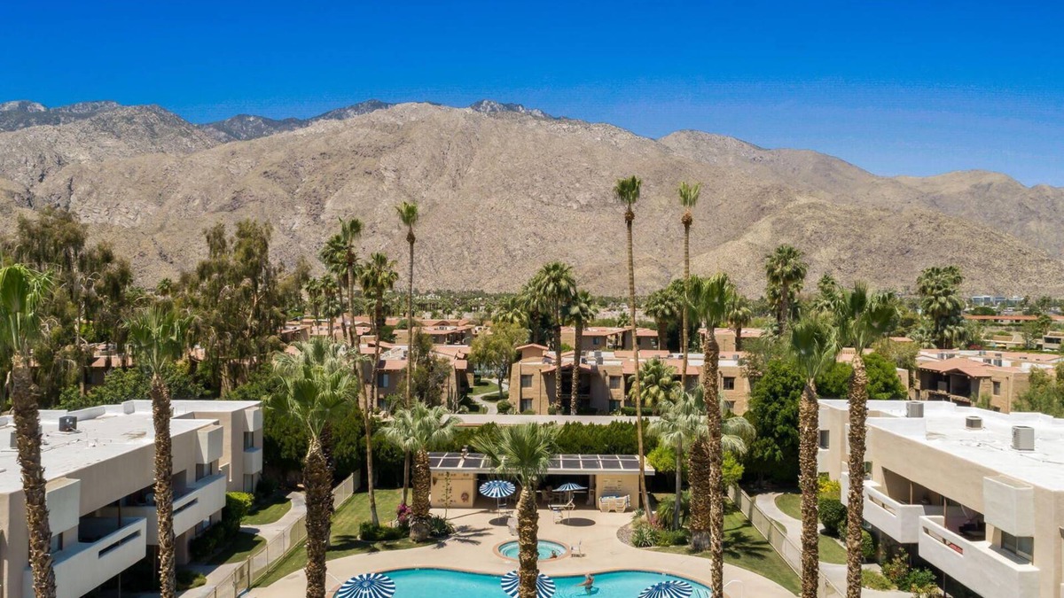 Baristo Condo | Gorgeous Renovated Palm Springs Condo Jan 2025 dates still available