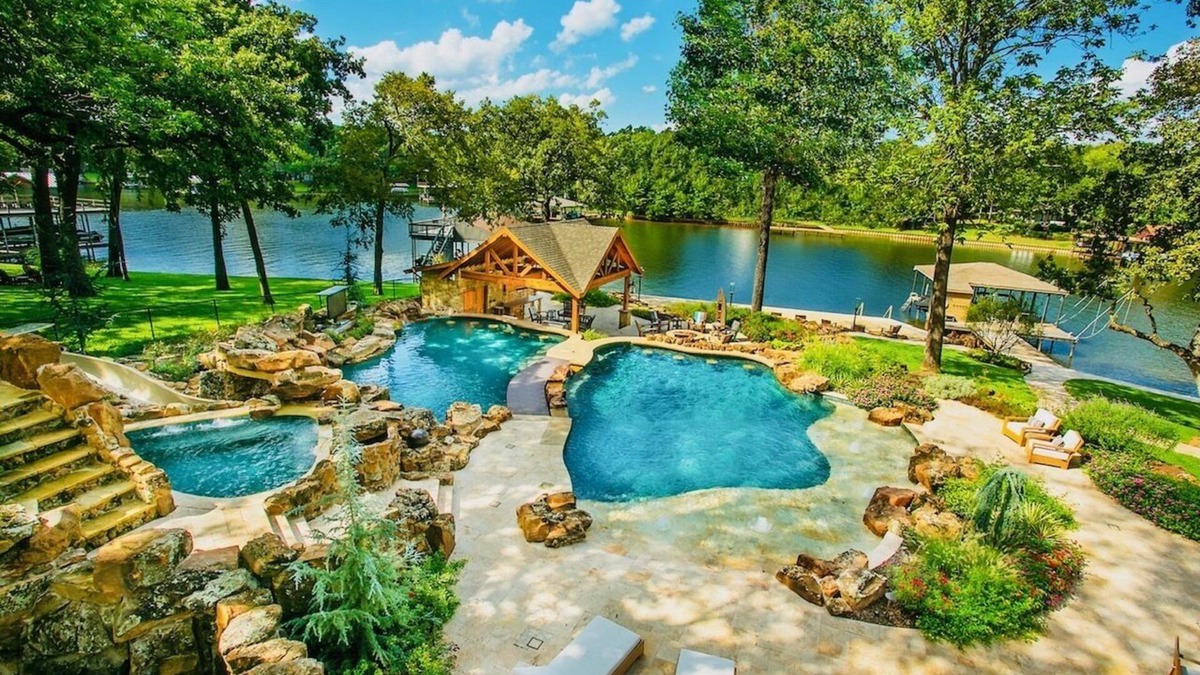 Enchanted Oaks House | Gorgeous Resort-style Retreat on Cedar Creek Lake