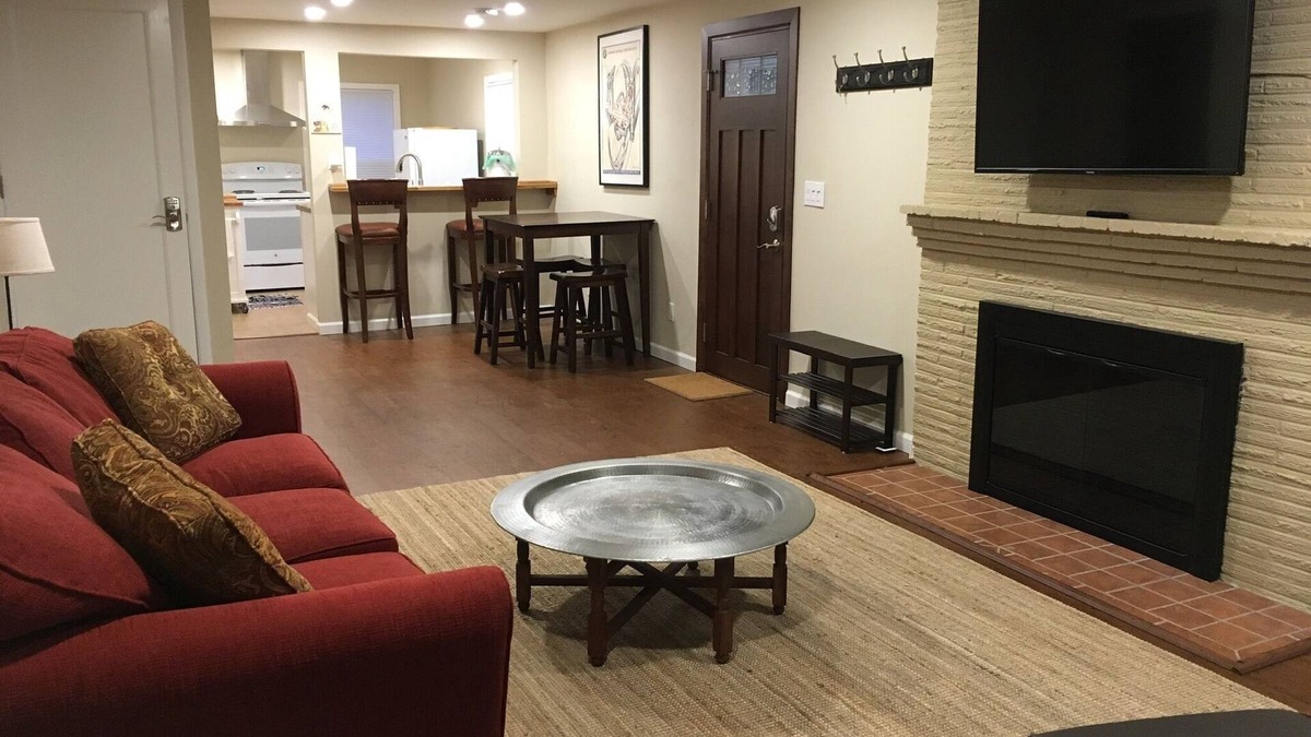 Victory Heights Apartment | Gorgeous Retreat eco-friendly NE Seattle!