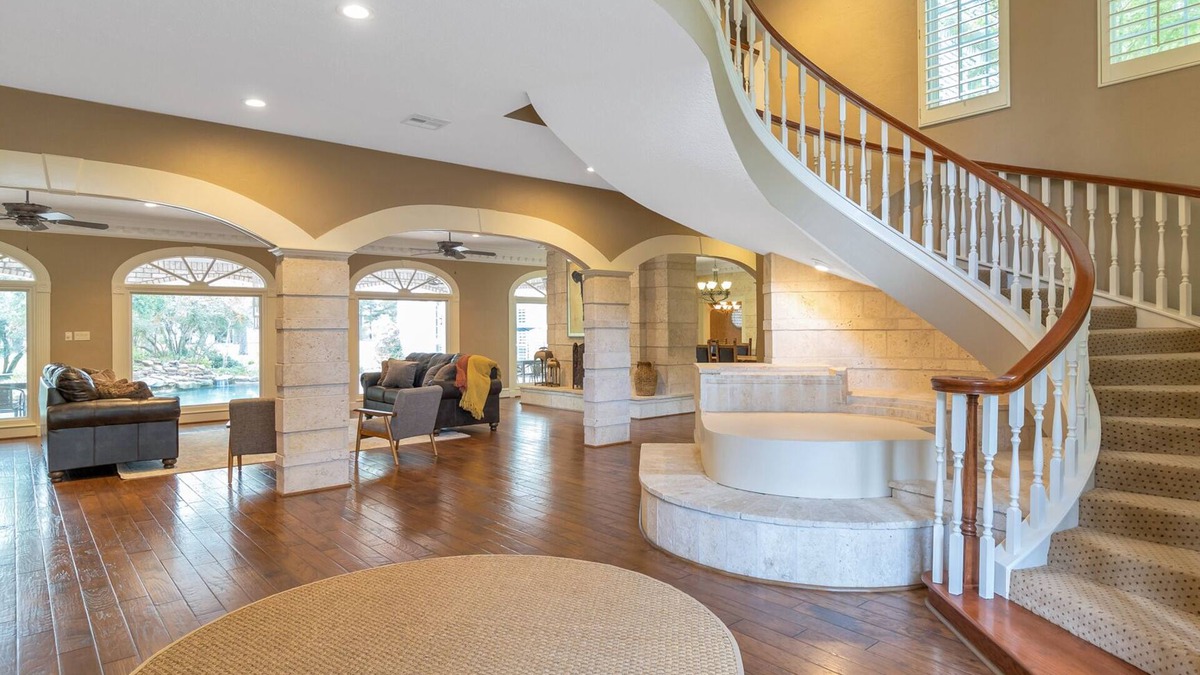 Rose Hill House | Gorgeous Retreat w/private Pickleball court! Only 3 min from Sandalwood Manor