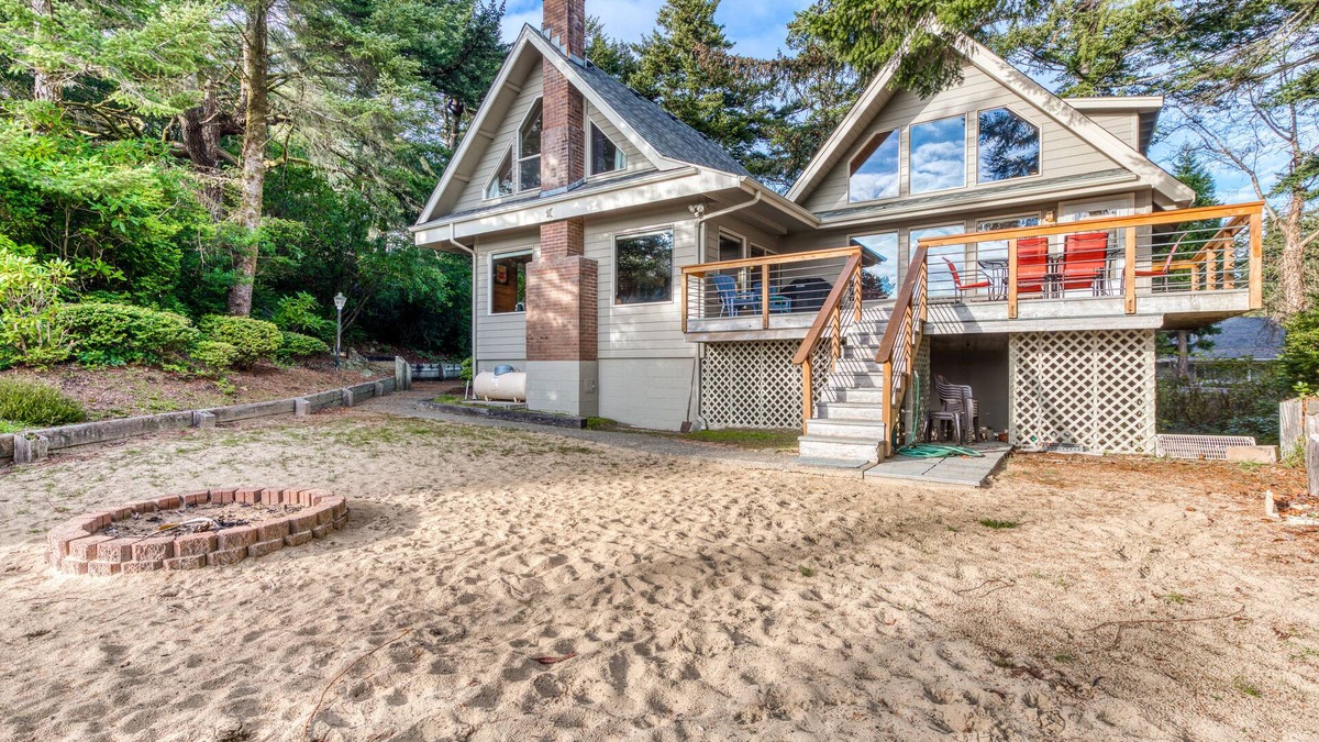 Florence House | Gorgeous riverfront house with entertainment - near Bay Street and the beach