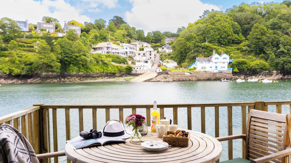 Fowey Apartment | Gorgeous riverside apartment with balcony in Fowey