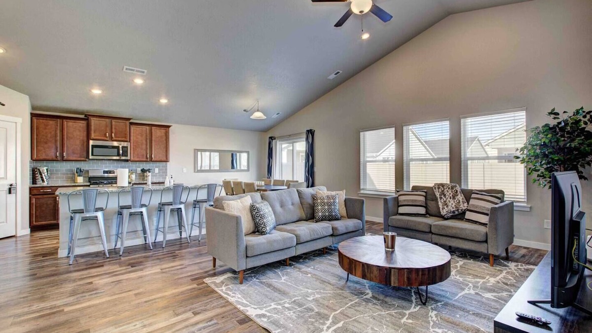 Star House | Gorgeous Star home ~ King Bed ~ 5 TVs ~ Walkable to Downtown Star and Albertsons