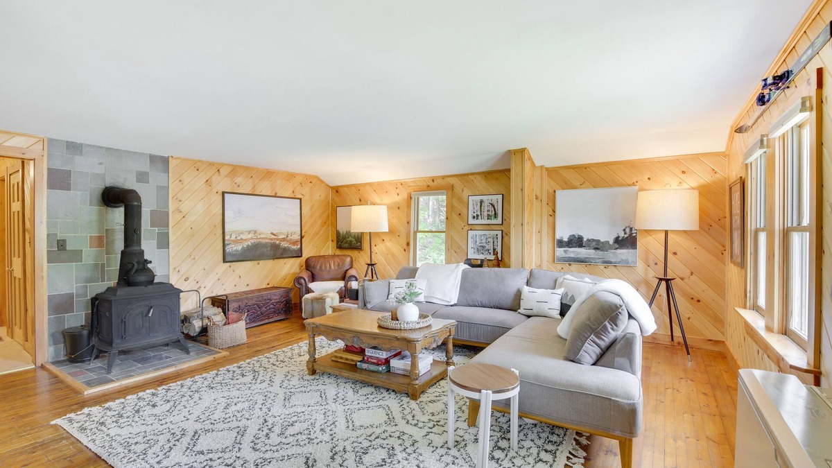 Hanover Cabin | Gorgeous Sunday River Cabin w/Saltwater Hot Tub!