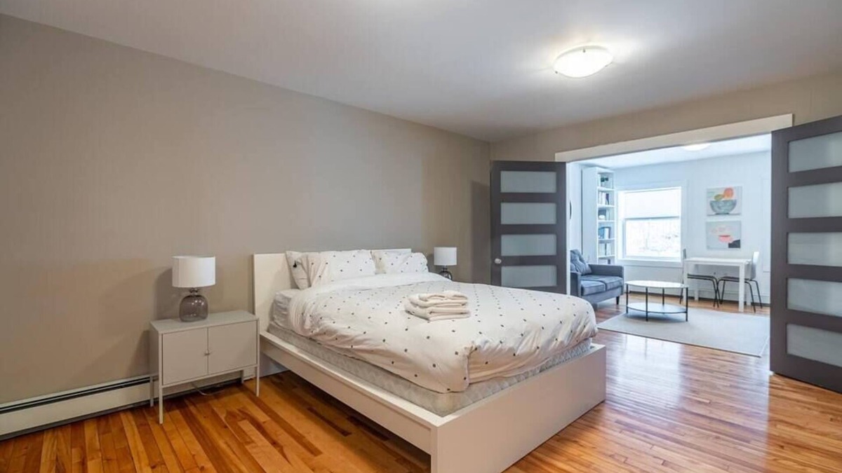 Bedford Apartment | Gorgeous & Sunny Executive Suite, AC
