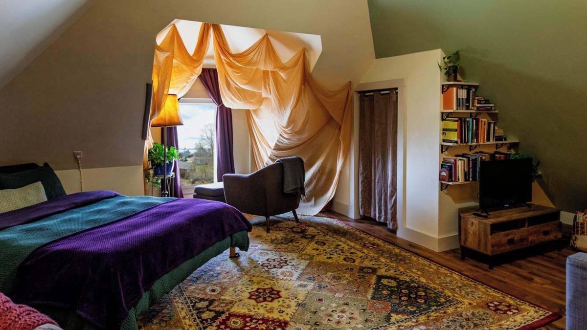 Old North End Apartment | Gorgeous Top Floor Apt w/Lake View near Downtown!