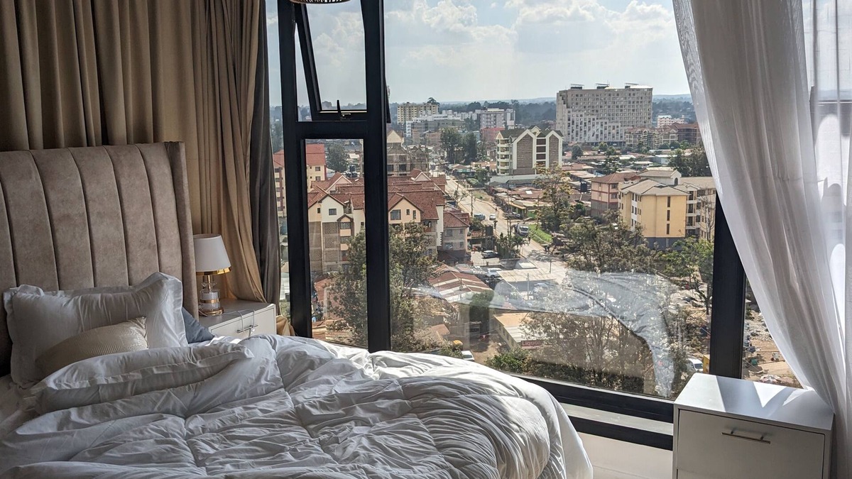 Riruta Condo | Gorgeous top floor condo with pool