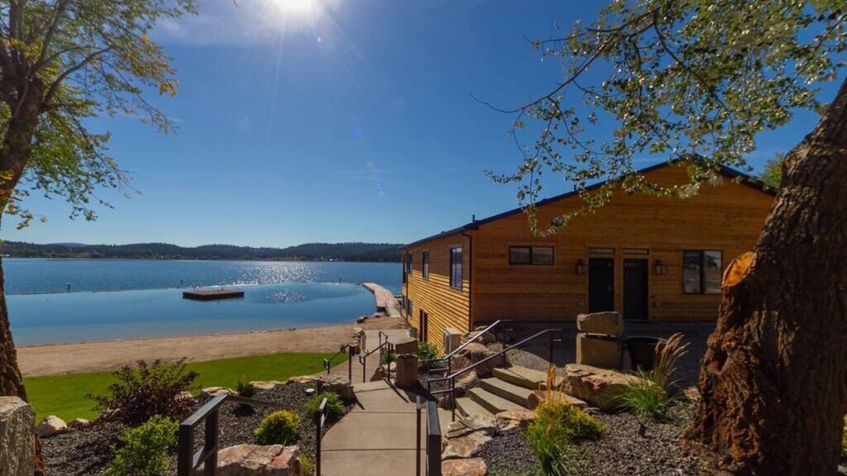 Valley House | Gorgeous Triplex Unit With Spectacular Lake Views!