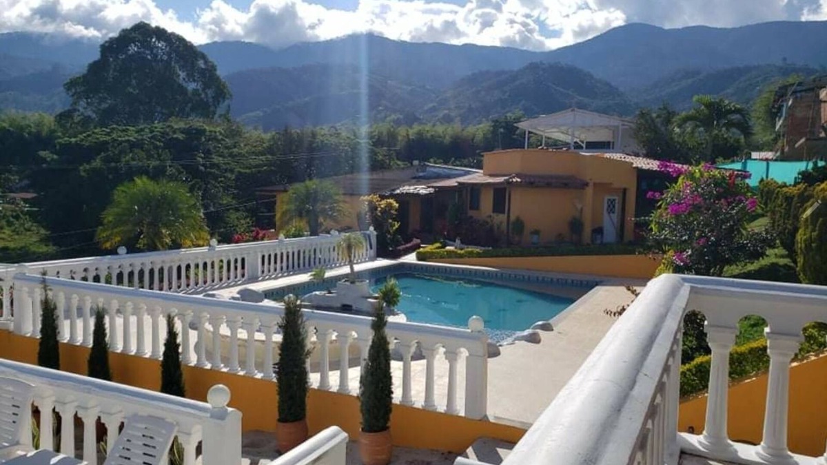 Calima House | Gorgeous Vacation Home, Beautiful Mountain and Lake Views