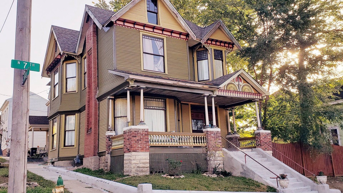 Hannibal House | Gorgeous Victorian with Seasonal Pool , sleeps 8, pet friendly close to downtown