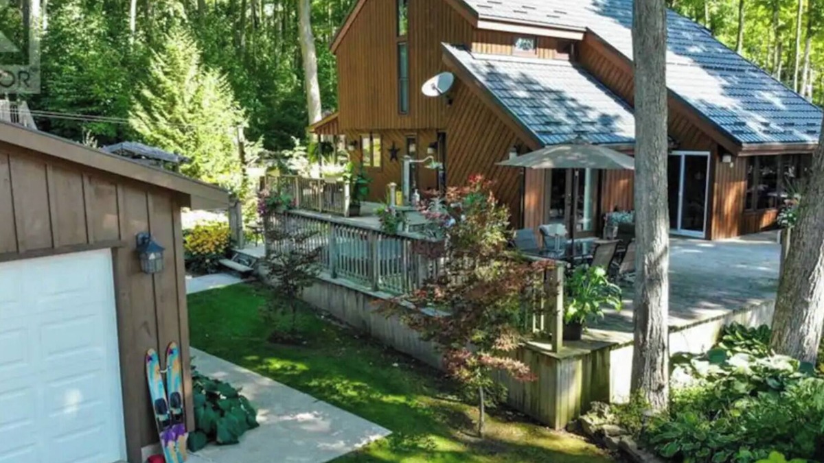 Georgian Bluffs Cottage | Gorgeous Waterfront Cottage with Sauna + Canoe