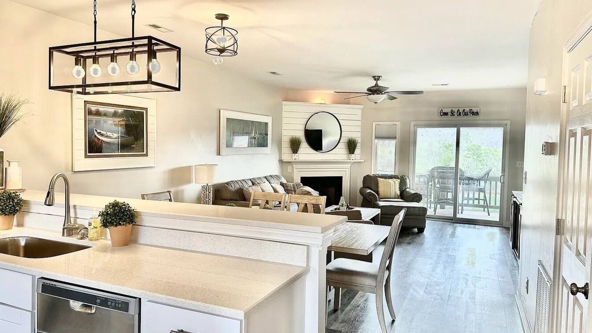 Huddleston Condo | Gorgeous waterfront 2 bed 2 bath condo full amenities Mariners Landing resort