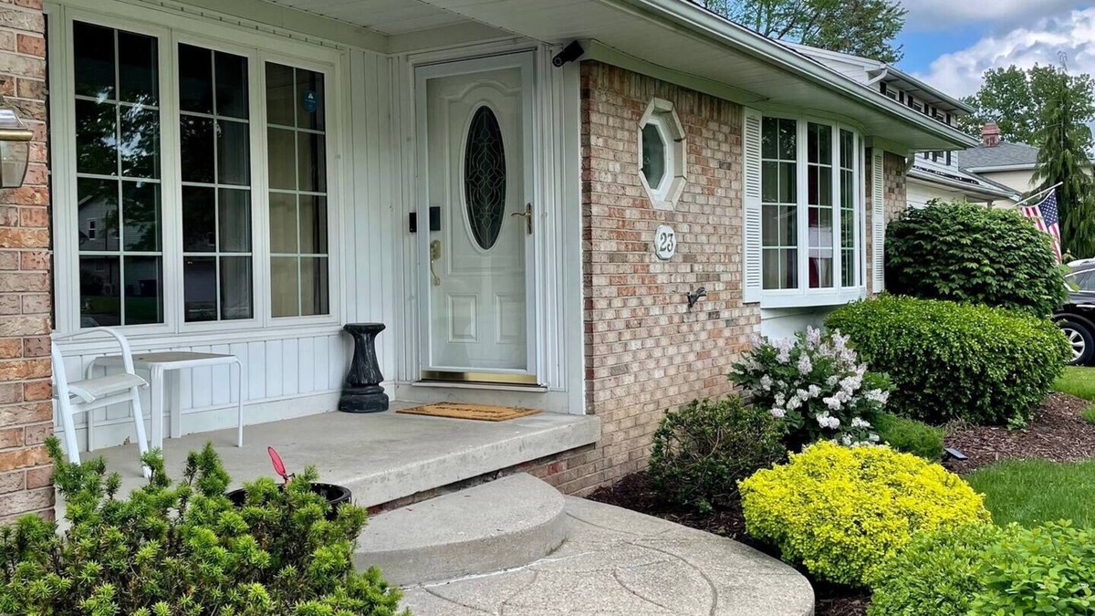 Williamsville House | Gorgeous Williamsville Home in Central Location