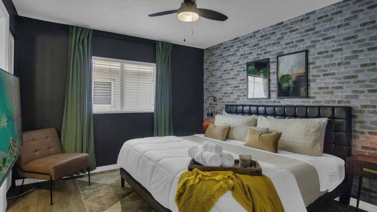 Oakford Park Apartment | Gorgeously renovated 1 bedroom apartment walking distance to Midtown